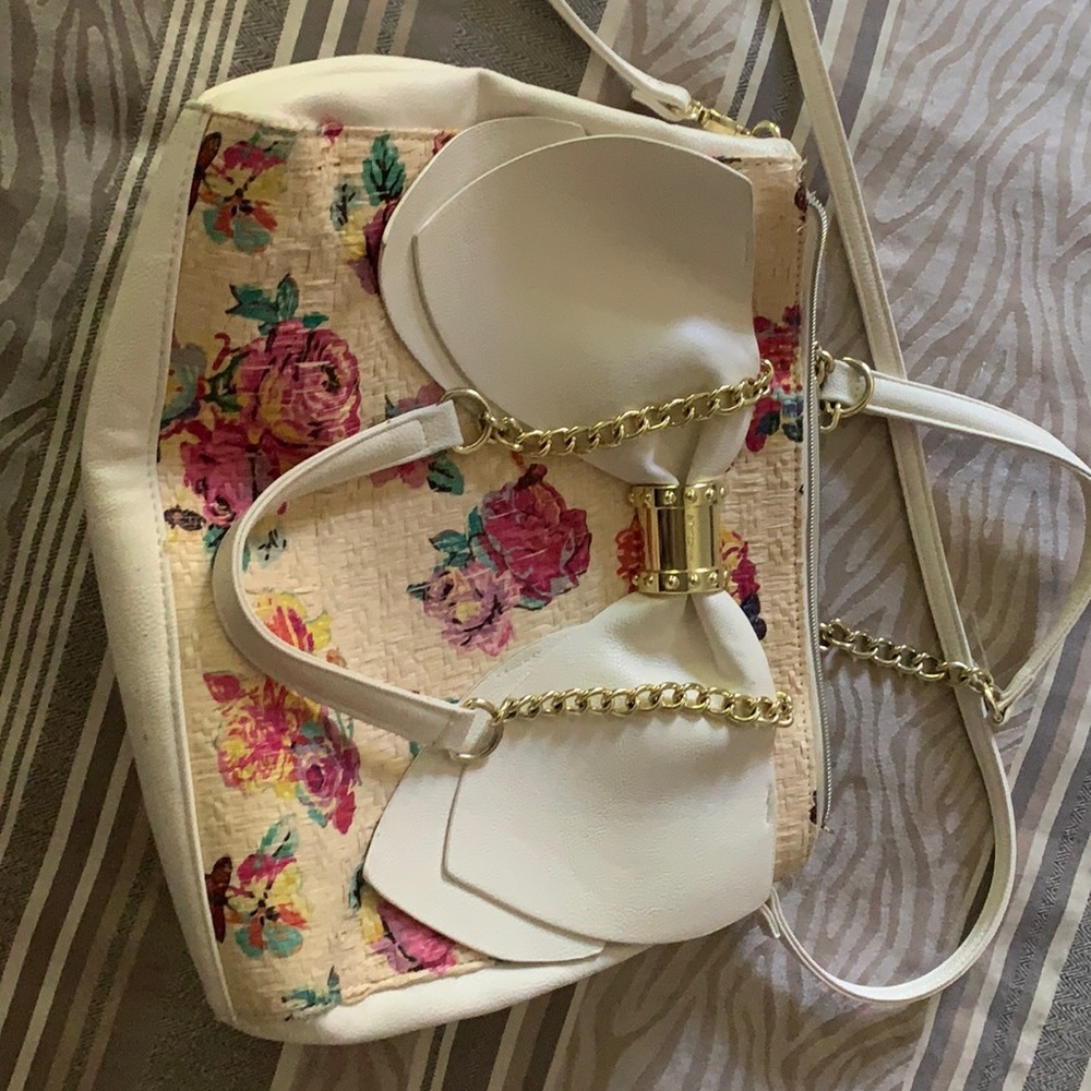 Betsy Johnson Straw Floral Purse White Big Bow Flowers Golden Hardware Straps